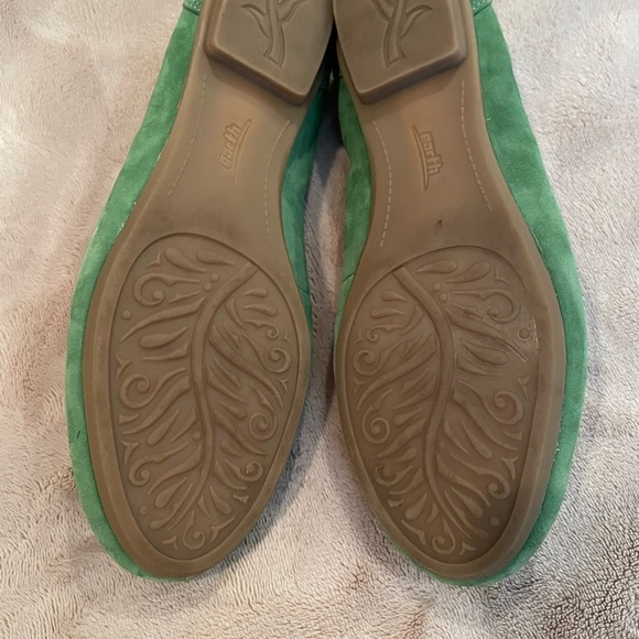 Earth Green Suede Flats with Cutout Bow – Size 8.5 – Like New - Picture 7 of 7